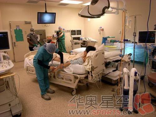 刘翔在手术室内