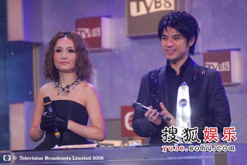 姜文杰及胡蓓蔚担任本年度《TVB8金曲榜颁奖典礼》的司仪，为节目制造不少
