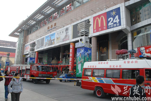 武汉徐东沃尔玛超市发生火灾无人员伤亡(组图