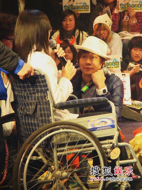 林俊杰询问残疾歌迷