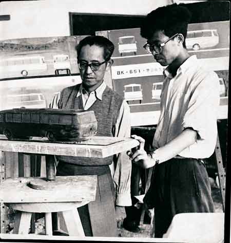 贾延良在其指导老师郑可（左）指导下做毕业设计