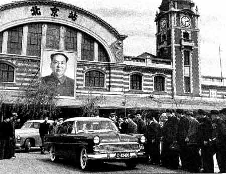 5月14日 一汽试制的东风牌小轿车送到北京