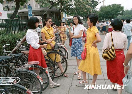 这是1986年,北京街头几位穿着裙装的姑娘在聊天(资料照片).新华社发
