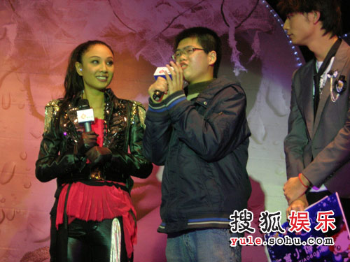 郑希怡与歌迷同台献唱