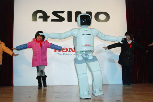 全球最先进类人型机器人ASIMO赴川演出