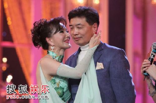 图:《舞林大会》现场夏台凤和丈夫台上亲吻