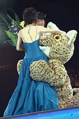 前年周慧敏举行演唱会时，倪震扮猫上台给女友意外惊喜