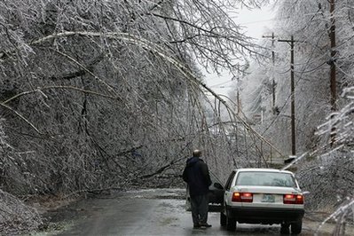 美国马萨诸塞州遭冰风暴袭击 35万居民断电(图