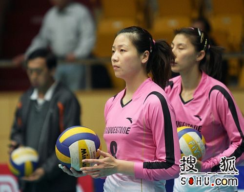 图文:天津女排3-0河北女排 魏秋月赛前发球