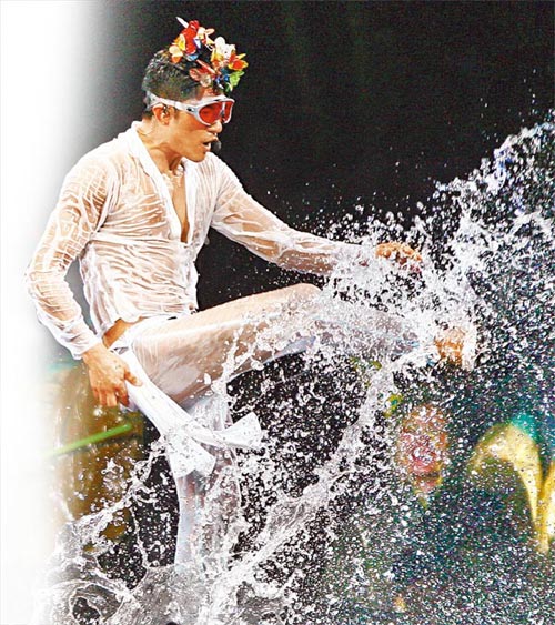 郭富城在演唱会湿身半裸，脚溅水花。