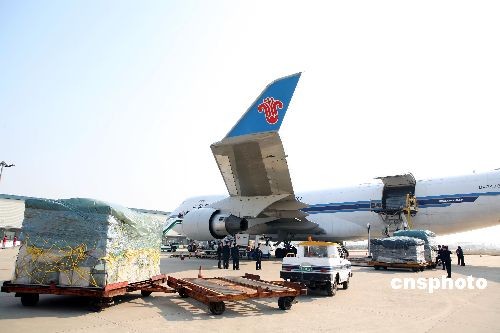 两岸首架货运包机从广州白云机场起飞