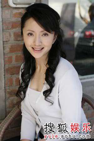 曾在《天字一号》中扮演女特务刘雨霏的青年演员陆玲在剧中扮演女一号