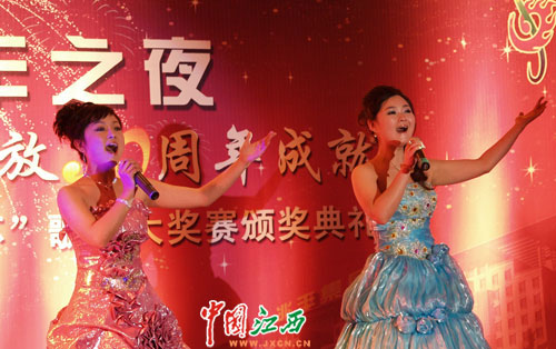 获奖选手刘欢,吴文婷演绎女声二重唱《美丽家园.