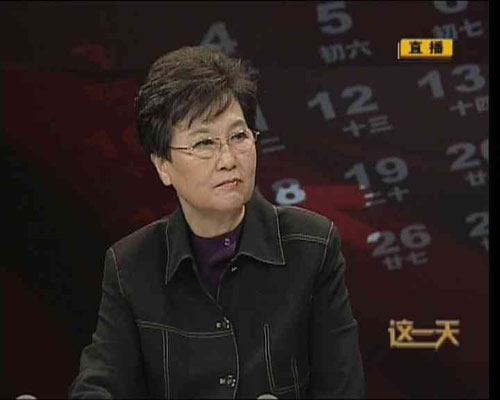 中央电视台首批新闻联播的播音员之一，李娟