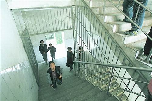 重庆一中学发生踩踏事故 25名初中生受伤(图)