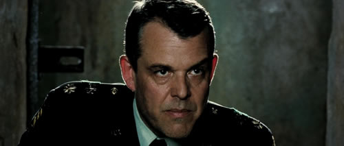 《厄运三十天》（30 Days of Night）里恐怖僵尸的男演员丹尼·休斯顿（Danny Huston）出演年轻时代的“威廉·史崔克将军”(William Stryker)，这一角色在《X战警2》里由Brian Cox扮演年老时代