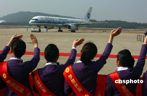 图文:福州至台北空中直航首航客运包机起飞