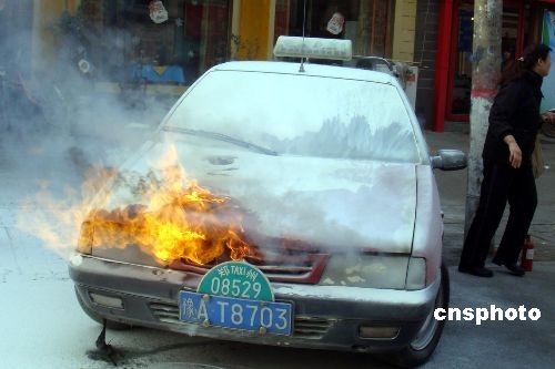 图文:郑州一辆出租车当街自燃