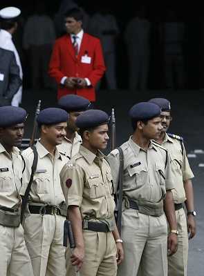 印度警察昨在奥贝罗伊饭店门口巡逻。IC图