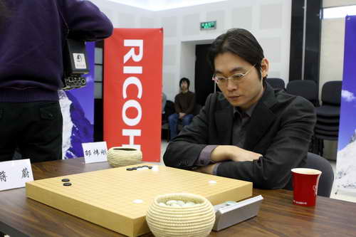 邵炜刚凝视棋局