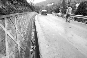 大足县回龙镇，公路两边是波形护栏和漂亮的排水沟 本组图片均由本报记者 王雄 摄