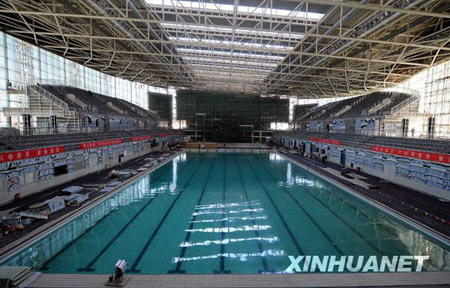 11月27日，可容纳4000人的济南奥体中心游泳馆正在进行注水实验。新华社记者 范长国摄