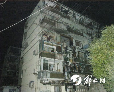 上海宝山一居民楼爆炸2死8伤 事故原因不明(图)