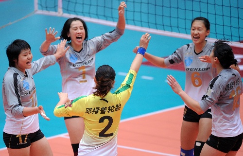 图文:天津女排1-3负上海 上海队员庆祝得分