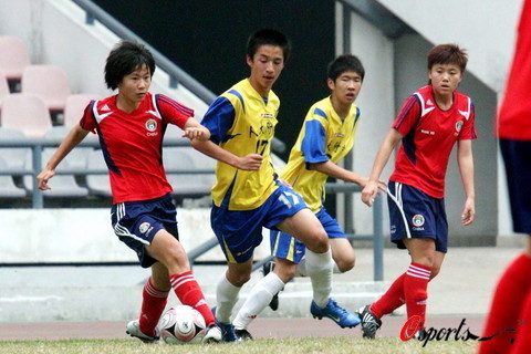 女足热身1-4负中学生 张颖建功高妹改打中后卫