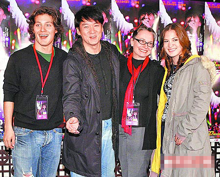 周华健（左二）的儿子周厚安（左起）、老婆康粹兰、女儿周厚恩，前晚一起庆功