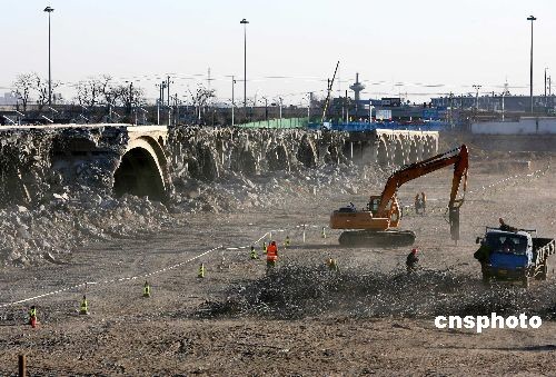 北京卢沟新桥拆除工作全面进行 机械人工相结