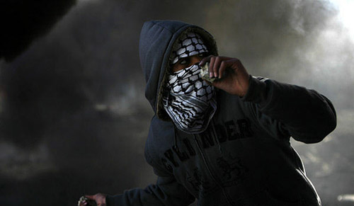 组图:巴勒斯坦男孩向以色列士兵投掷石子