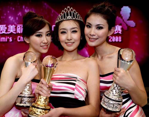 牟冠红(中)、张钰(右）和程钰婷分获冠亚季军