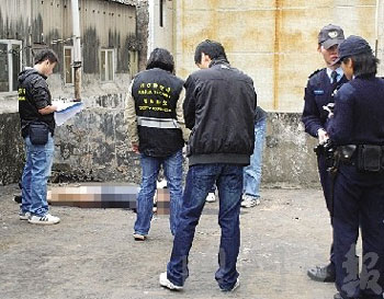 警方在陈尸现场调查(图片来源:澳门日报)