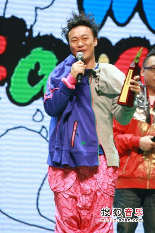 2008叱咤音乐流行榜颁奖现场 陈奕迅奇装异服