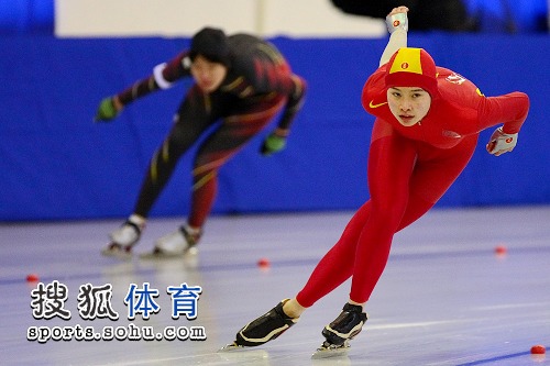 图文:全运会速度滑冰比赛 女选手姿势优美