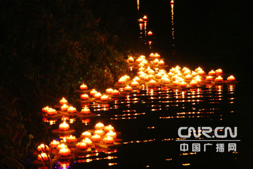 三亚南山寺众多信众和游客以撞钟迎新年(组图