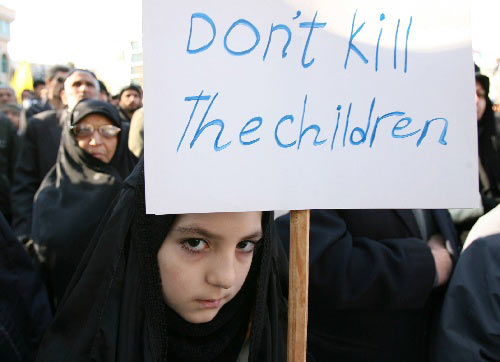 1月2日，伊朗民众在首都德黑兰举行示威游行，抗议以色列对加沙地带的持续袭击。 新华社记者梁有昶摄