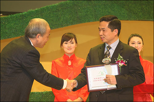 上海通用汽车党委副书记许林华代表企业接受本次评选的最高荣誉“2008年度绿色汽车企业”大奖