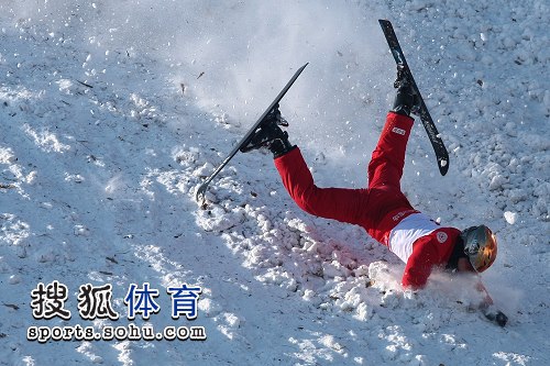 图文:全运会自由式滑雪比赛 失误摔倒在地