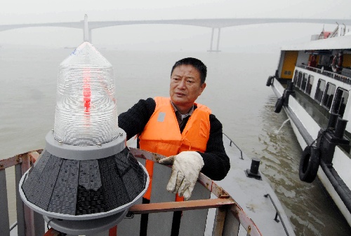 长江湖北黄石段首次使用太阳能航标灯