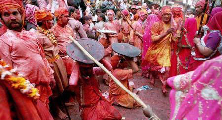 印度打男人节 女人棍打男子只能盾牌护身