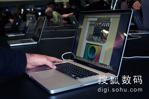 苹果新款17寸铝壳MacBook Pro笔记本真机赏