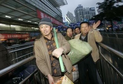 昨日,建筑工人曹先军(左)和老乡结束了在闵行的工作返乡.