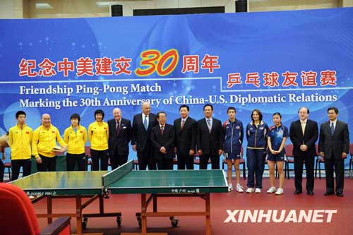 中美乒乓外交主角37年再相聚切磋球技场面感人