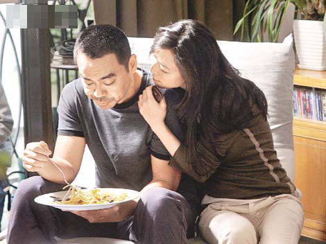刘青云与张静初在戏中饰演一对情人，早前拍摄吃早餐戏份。