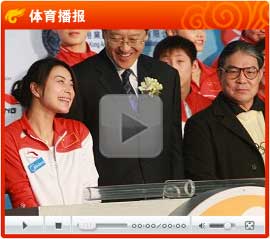 霍启刚现身慈善汇演 含情脉脉看郭晶晶表演(图)