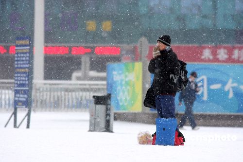 图:风雪难阻归家路