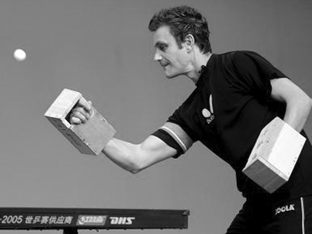 图文:乒乓球花式表演 运动员手套木盒打球(图)