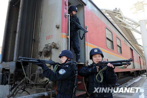 1月9日,铁路特警队员正在青岛火车站内执行"警戒".